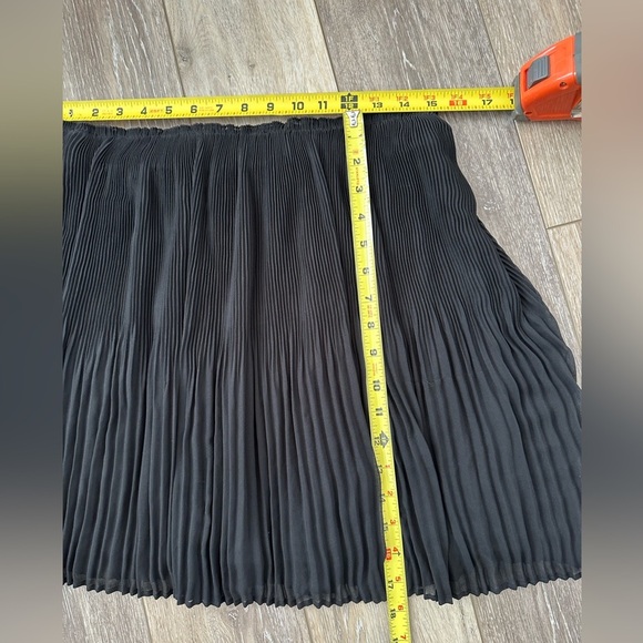🛍️beautiful sheer pleated mini skirt excellent condition. - Picture 1 of 6